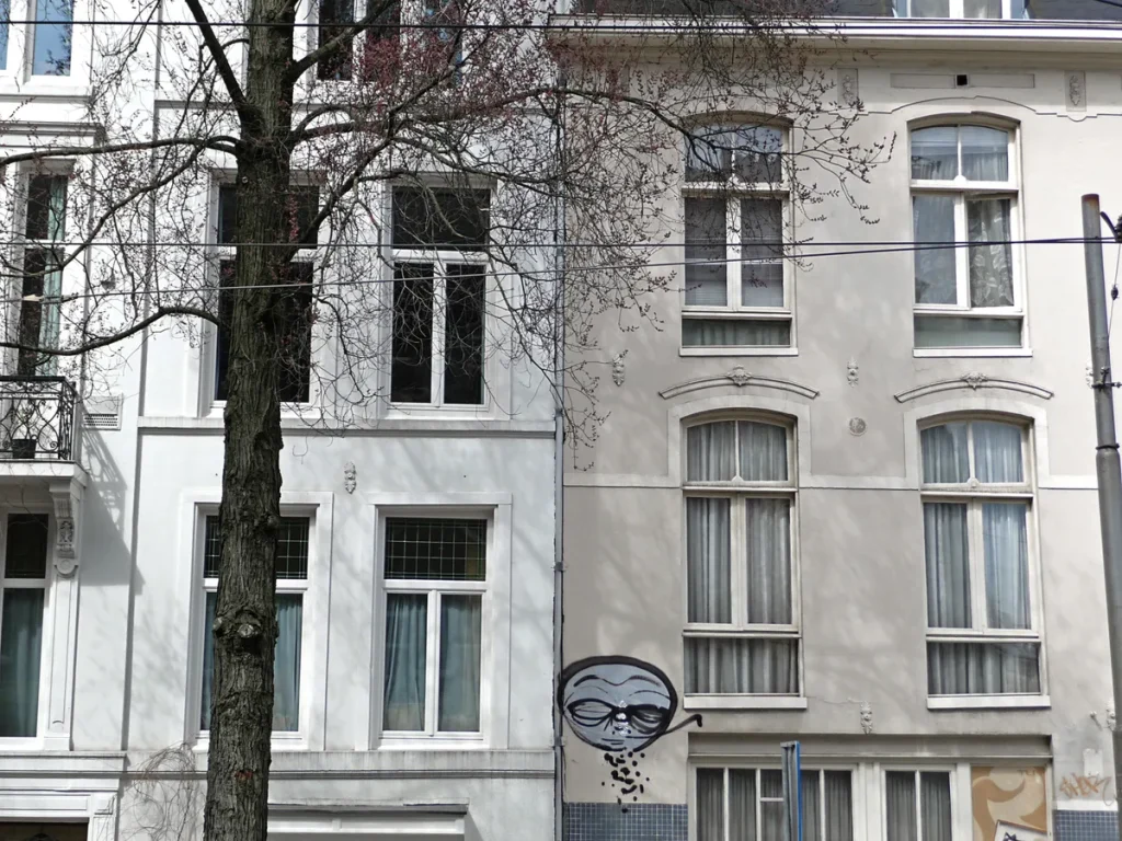 Witte grachtenpanden in Amsterdam, symbool voor woonverzekering en aanvullende dekkingen bij Interpolis