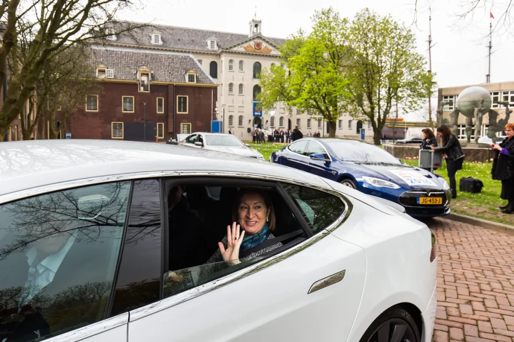 Moderne auto in Nederland — autoverzekering WA volledig casco 2026