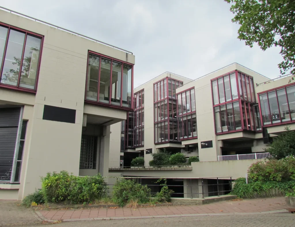 Kantoorgebouw Centraal Beheer in Apeldoorn, ontworpen door Herman Hertzberger, onderdeel van Achmea