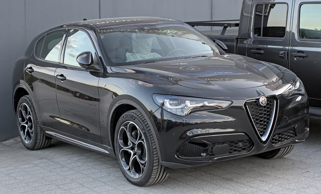 Zwarte Alfa Romeo Stelvio SUV 2023 - premies en verzekering voor Alfa Romeo in 2026