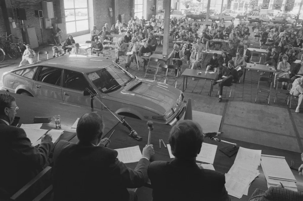 Tweedehands auto veiling Nederland — een oudere auto wordt geveild, symbolisch voor dagwaardebepaling bij autoverzekering