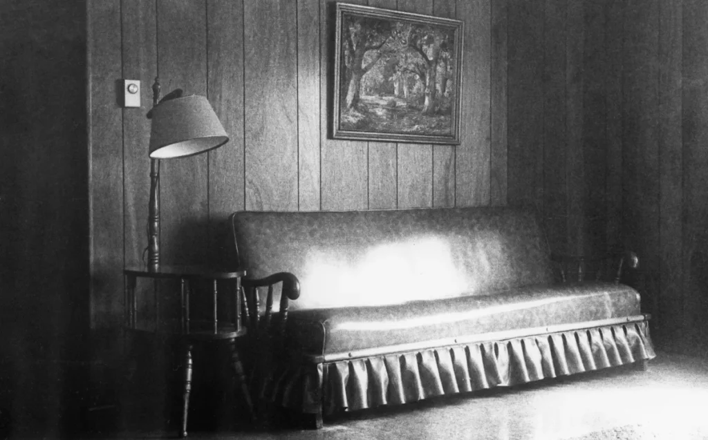 Woonkamer interieur met bank en huisraad — all risk inboedelverzekering dekt ook eigen-schuld schade