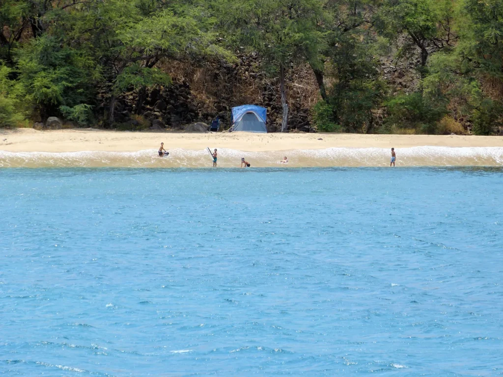 Familie op een strand tijdens vakantie — allrisk reisverzekering biedt brede annuleringsdekking