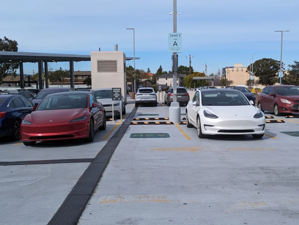 Tesla Model 3 Highland (2024) in blauw — allrisk verzekering dekking en herstelkosten 2026