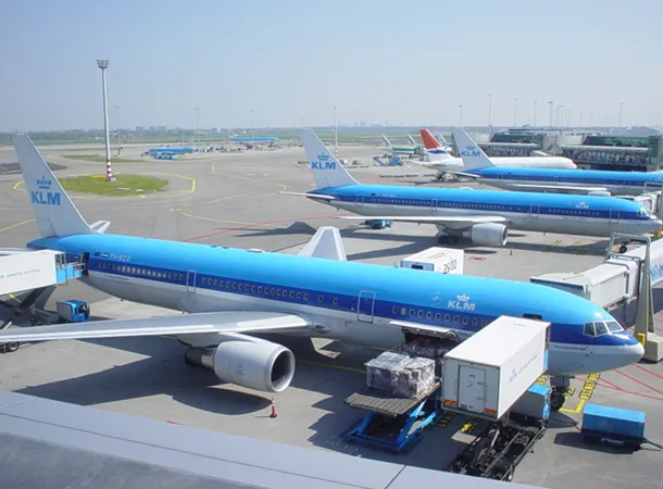 KLM Boeing 767 vliegtuigen op Amsterdam Airport Schiphol — Flying Blue Platinum Card reisverzekering