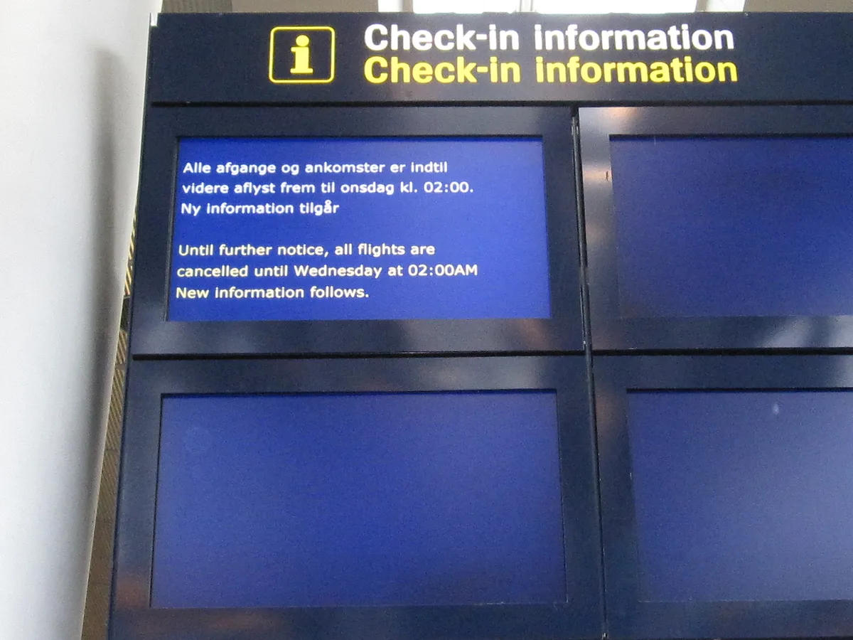 Vertrekbord op Copenhagen Airport met melding dat alle vluchten zijn geannuleerd - annuleringsverzekering dekking