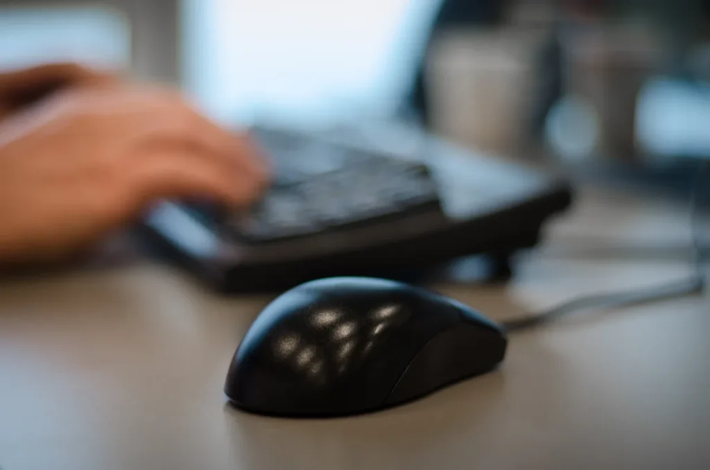 Zzp'er berekent AOV-premie online via laptop met computermuis op bureau