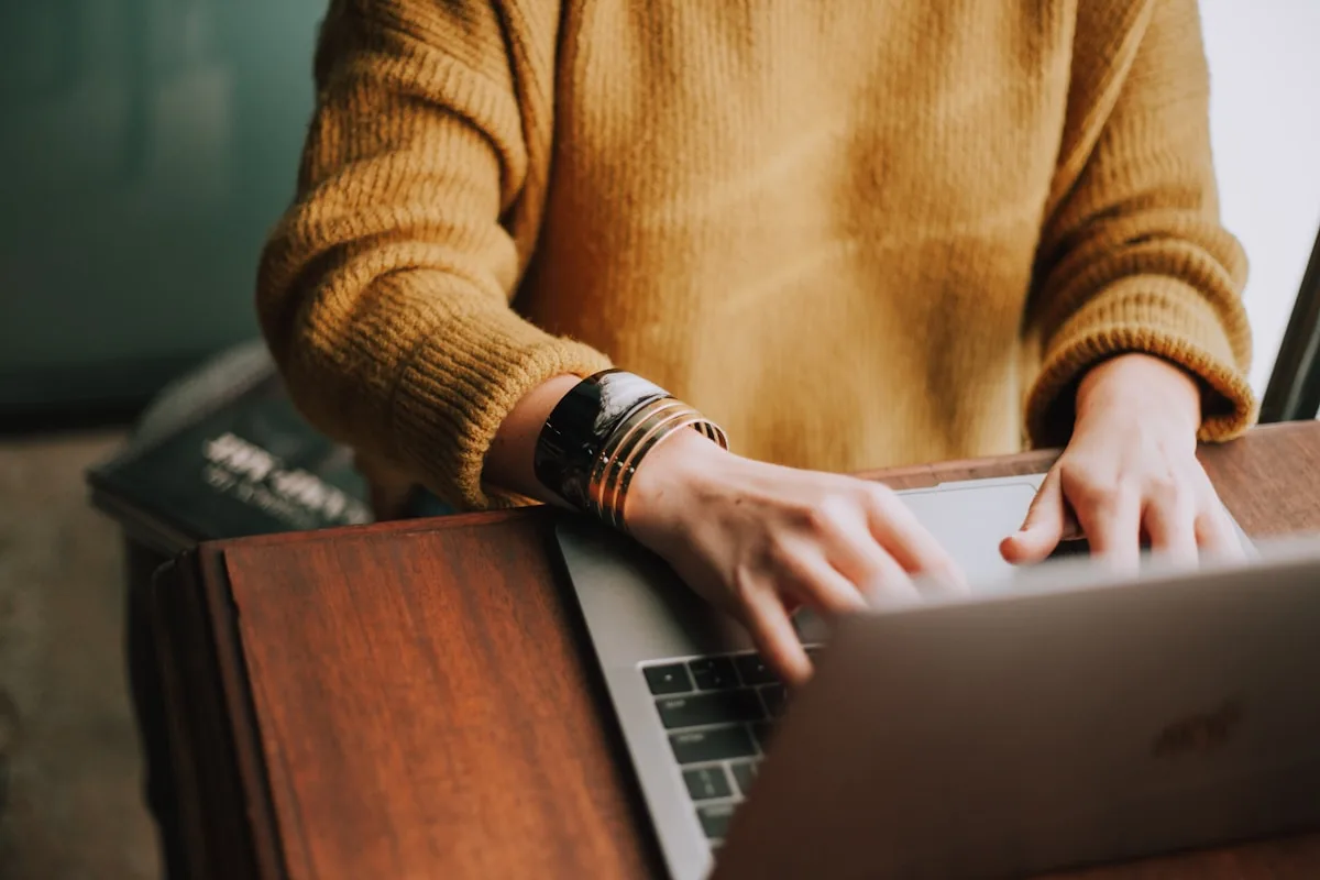 ZZP'er werkt aan laptop thuis — arbeidsongeschiktheidsverzekering voor zelfstandigen in 2026