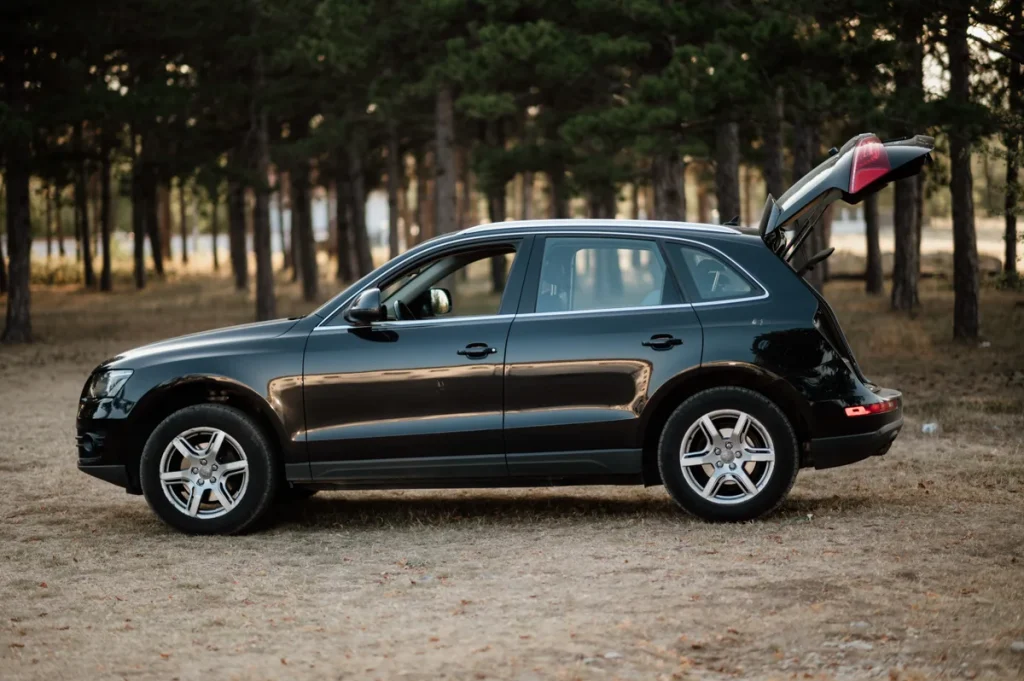 Audi Q5 SUV op een bosweg — symbool voor Audi verzekeren in 2026
