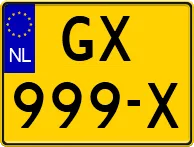 Geel Nederlands kenteken op een witte auto — symbool voor het aanmelden van een auto bij de verzekering