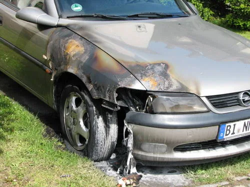 Uitgebrande auto na brandstichting op straat — voorbeeld van vandalismeschade die alleen allrisk dekt