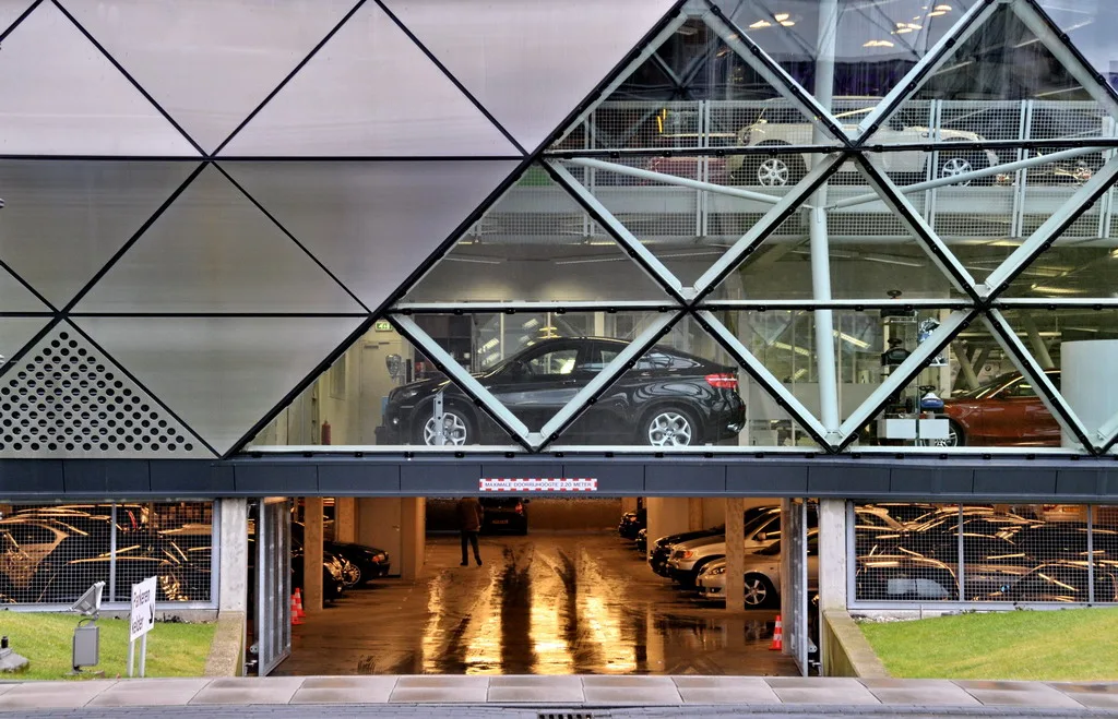 BMW Ekris autodealer showroom Utrecht — auto inruilen bij dealer en verzekering overzetten of royeren