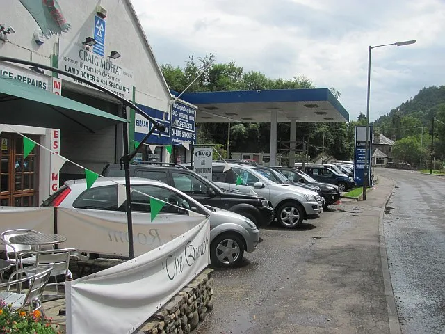 Auto showroom met meerdere auto's te koop — verzekeringskosten meewegen bij autokeuze 2026