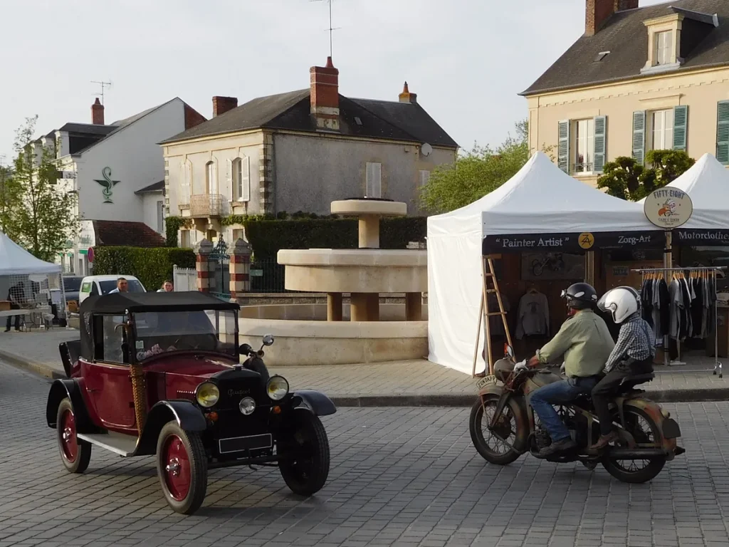 Een auto en een motorfiets samen op straat — symbool voor gecombineerde voertuigverzekering 2026