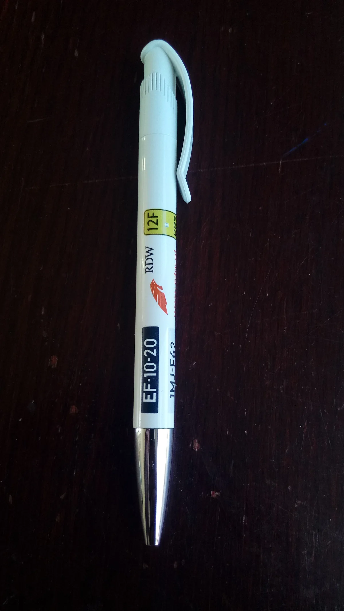 RDW-pen met Nederlands kenteken EF-10-20, symbool voor tenaamstelling en verzekeringsplicht in Nederland