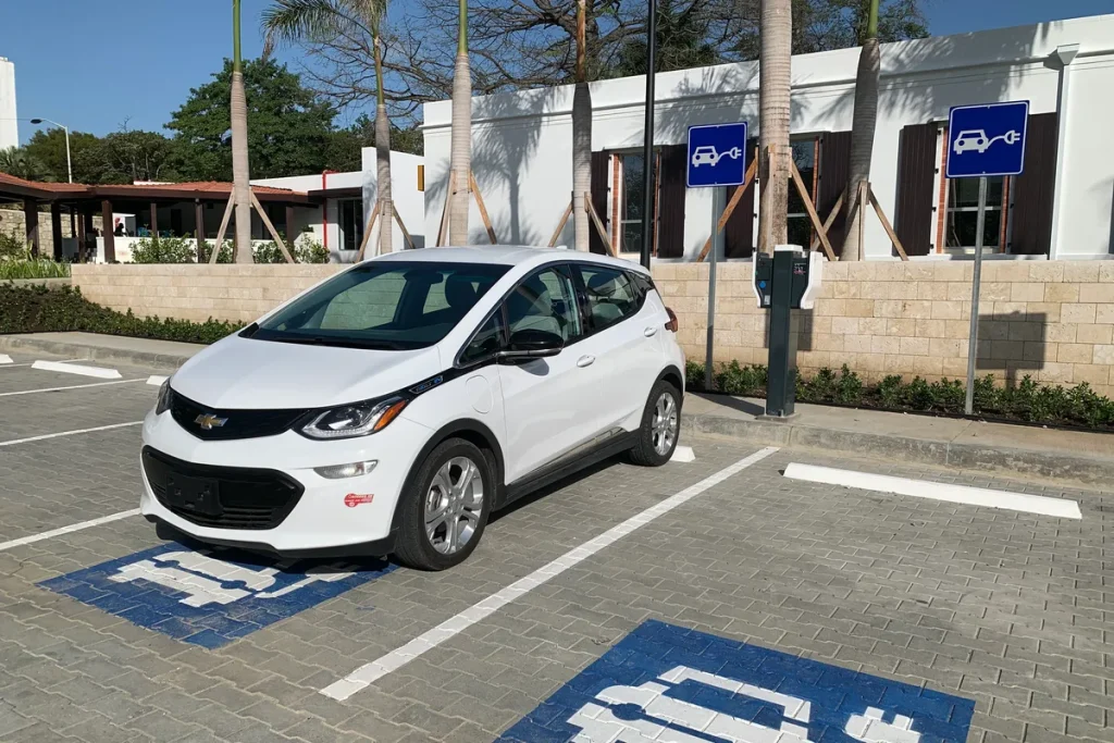 Elektrische auto van de zaak geparkeerd bij laadpaal op bedrijventerrein – bijtelling en verzekering 2026