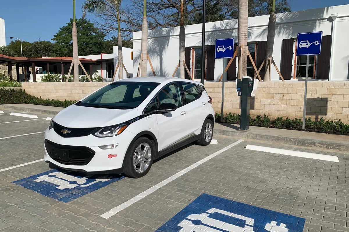 Elektrische auto van de zaak geparkeerd bij laadpaal op bedrijventerrein – bijtelling en verzekering 2026