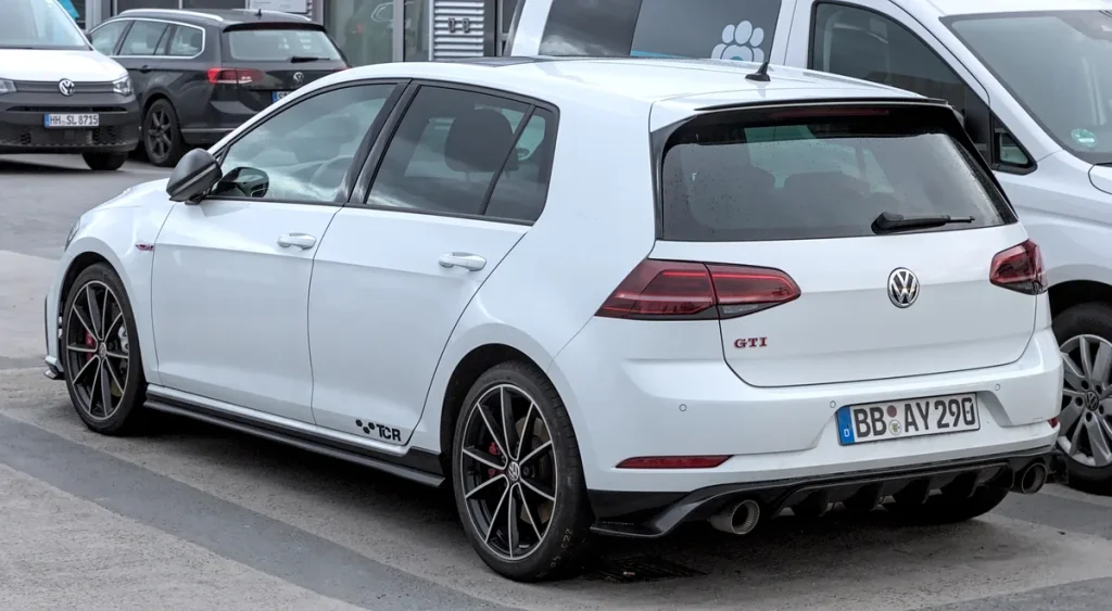 Moderne Volkswagen Golf GTI, een van de populairste auto's voor autoverzekering vergelijken in Nederland