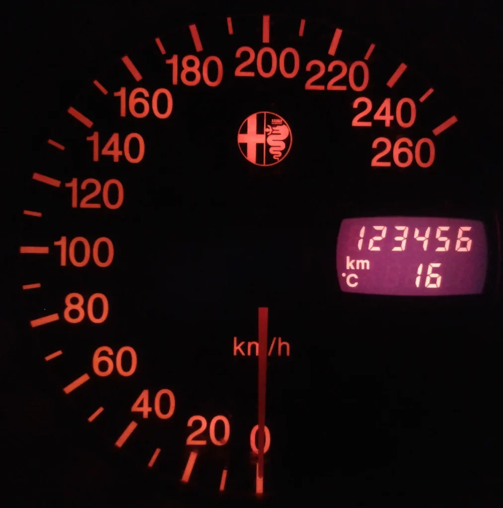 Kilometerteller van een auto die 123.456 km toont — symbool voor kilometerbeperking bij autoverzekering