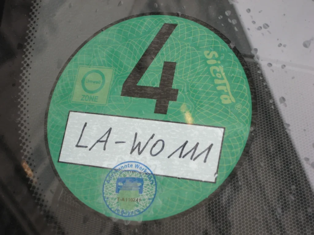 Groene Umweltzone milieusticker (Umweltplakette categorie 4) op autoruit Duitsland