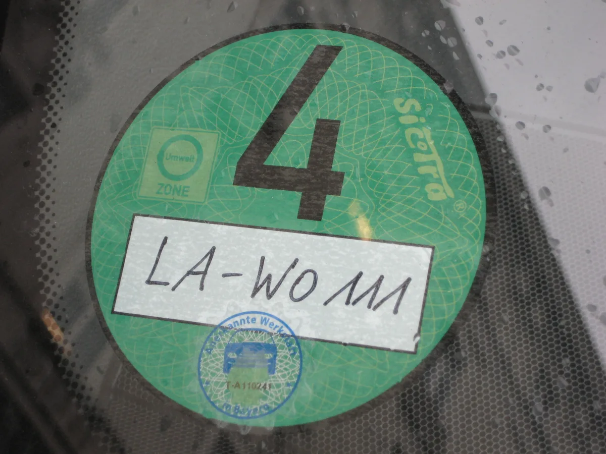 Groene Umweltzone milieusticker (Umweltplakette categorie 4) op autoruit Duitsland