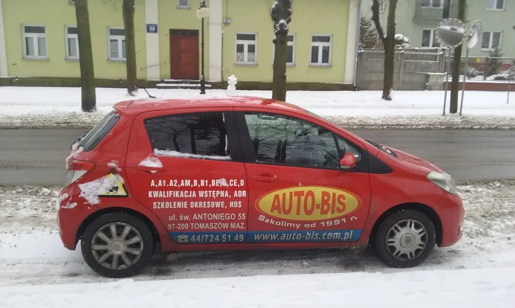 Auto van een rijschool op straat — rijles voor minderjarigen en 2toDrive begeleid rijden