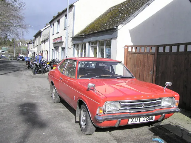 Rode Ford Cortina te koop geparkeerd op straat - autoverzekering maandelijks opzegbaar
