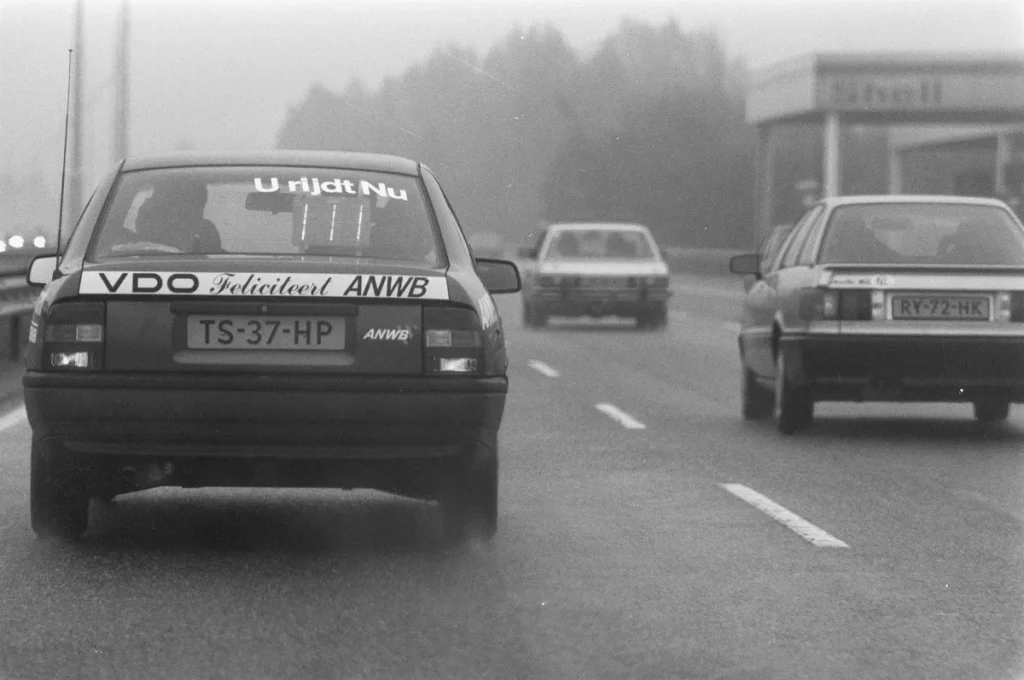 ANWB-auto op de Nederlandse snelweg, symbool voor Unigarant autoverzekering en ANWB-rijhulp