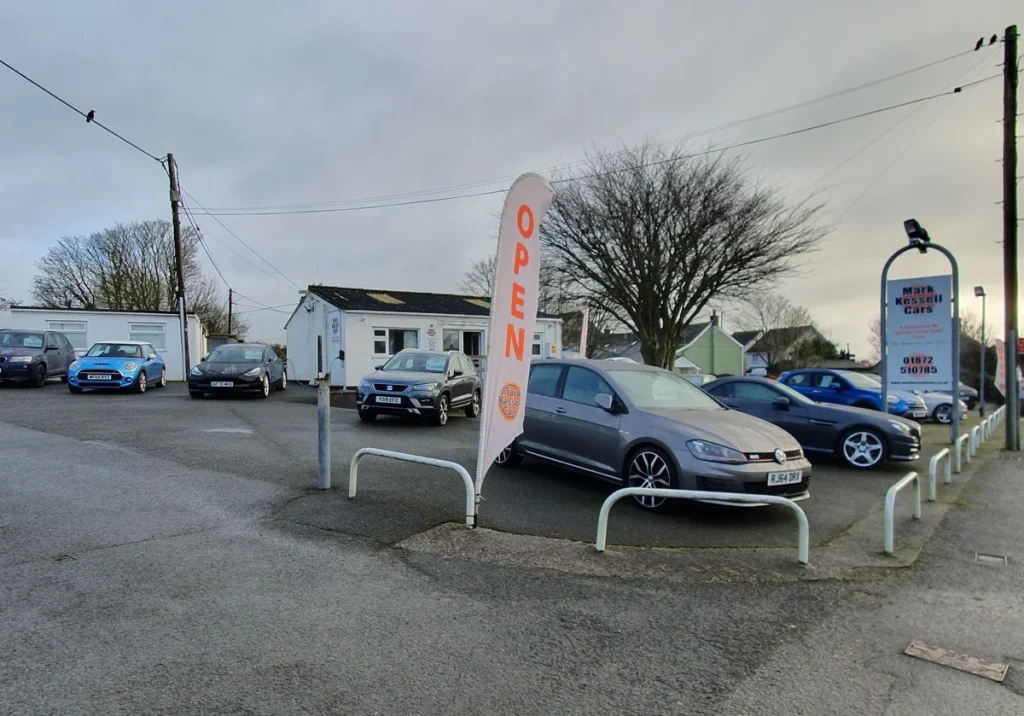 Gebruikte auto's bij een dealer — autoverzekering voor ZZP'ers die hun auto zakelijk gebruiken
