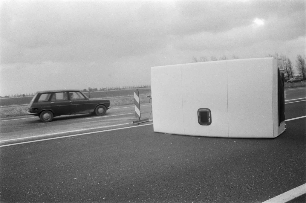 Auto en caravan omgevallen door zware storm op Nederlandse snelweg, illustratie stormschade autoverzekering