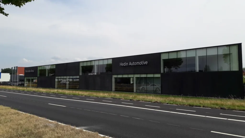 Modern autobedrijf gebouw Hedin Automotive Mercedes-Benz dealer, voorbeeld autobedrijf verzekering totaalpakket