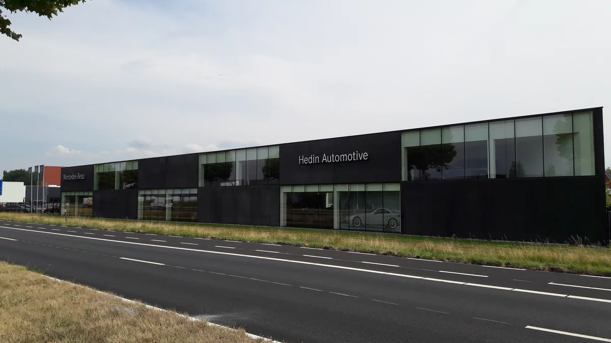 Modern autobedrijf gebouw Hedin Automotive Mercedes-Benz dealer, voorbeeld autobedrijf verzekering totaalpakket