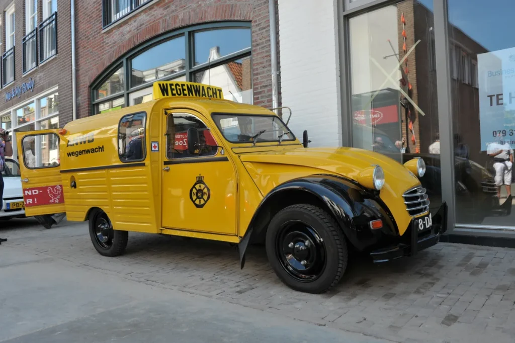 Klassieke ANWB Wegenwacht Citroën 2CV pechhulpvoertuig in geel, symbool voor autopech hulp in Europa