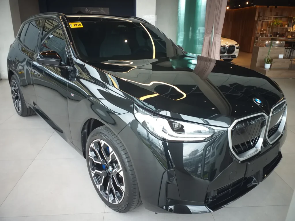 BMW X3 hybride auto 2026 bij dealer — moderne auto waarvoor je de autoverzekeringspremie kunt simuleren bij life-events