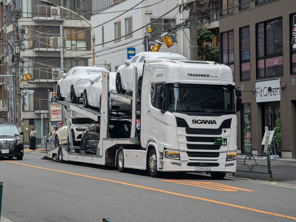 Scania autotransporter car carrier met meerdere auto's geladen op twee niveaus, internationaal autotransport verzekering