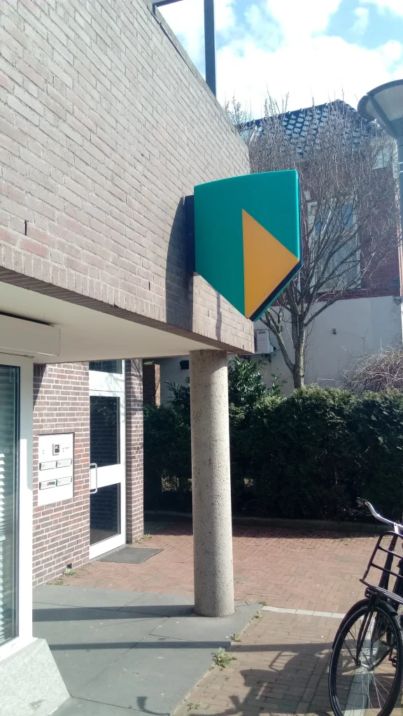 ABN AMRO bankfiliaal exterieur met logo — autoverzekering afsluiten via de bank in 2026