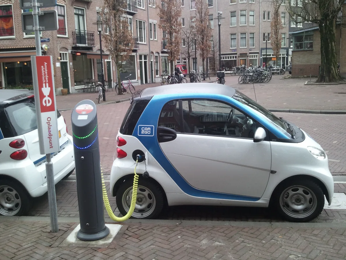 Elektrische auto aan laadpaal in Amsterdam — autoverzekering elektrische auto 2026