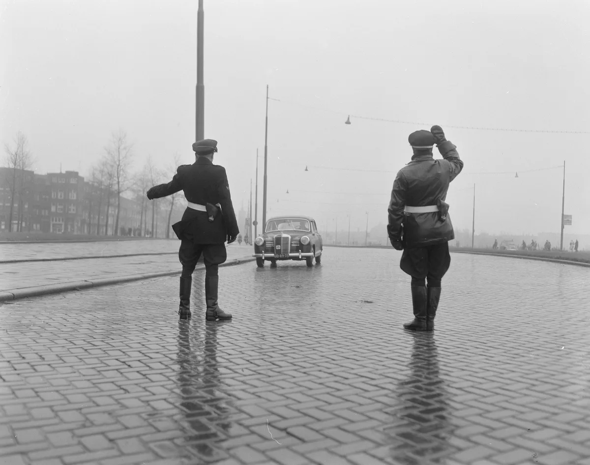 Nederlandse Rijkspolitie houdt auto aan bij wegcontrole — illustratie bij autoverzekering geweigerd en CIS-registratie