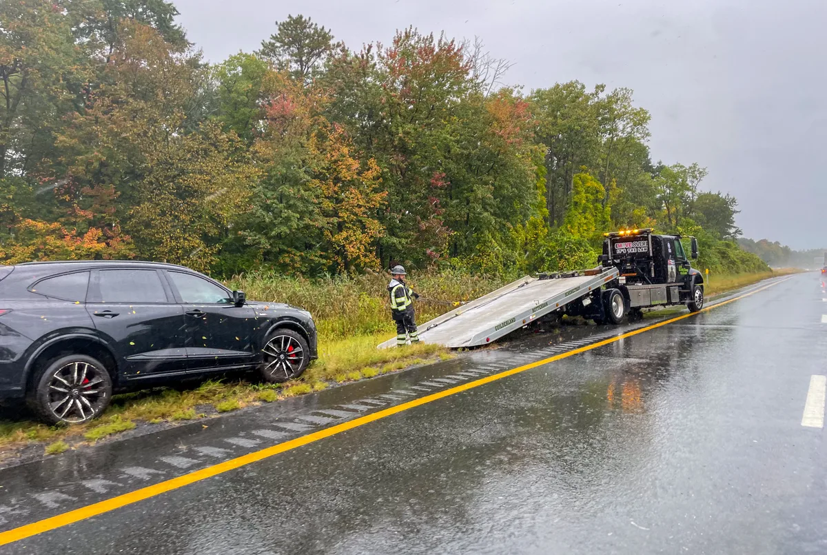Pechhulp langs de weg — wegenwacht helpt bestuurder bij autopech, vergelijkbaar met pechhulpmodule op autoverzekering