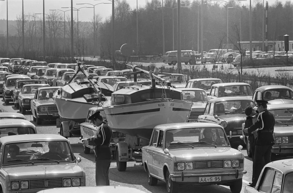 Drukte op de Nederlandse autosnelweg bij grensstation Bergh bij Arnhem — autoverzekering verplicht in Nederland