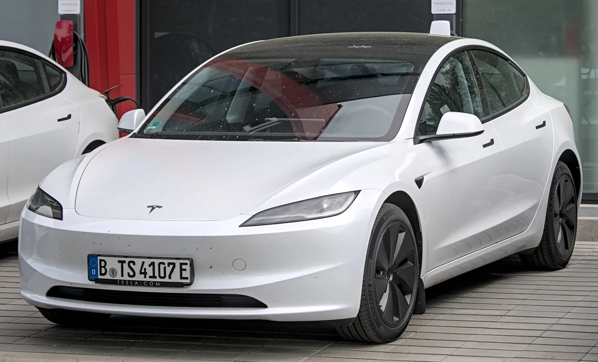Witte Tesla Model 3 elektrische auto bij dealer — allrisk verzekering nieuwe auto 2026
