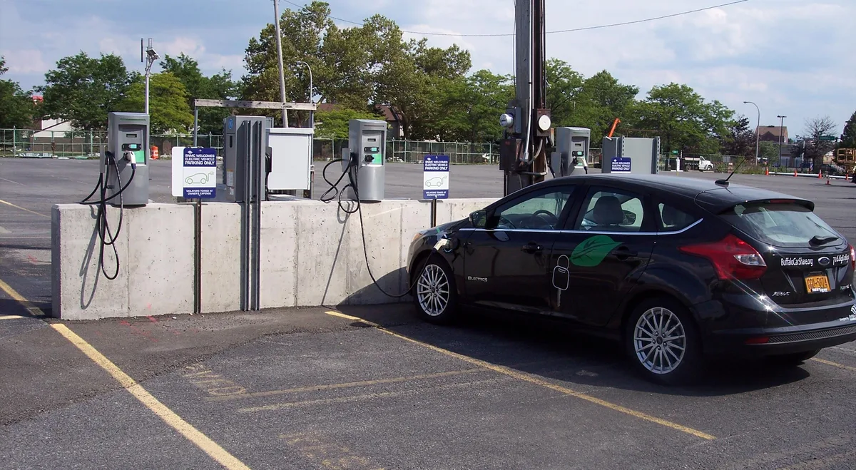 Elektrische auto aan laadpaal, relevant voor nieuwwaarderegeling EV autoverzekering 2026