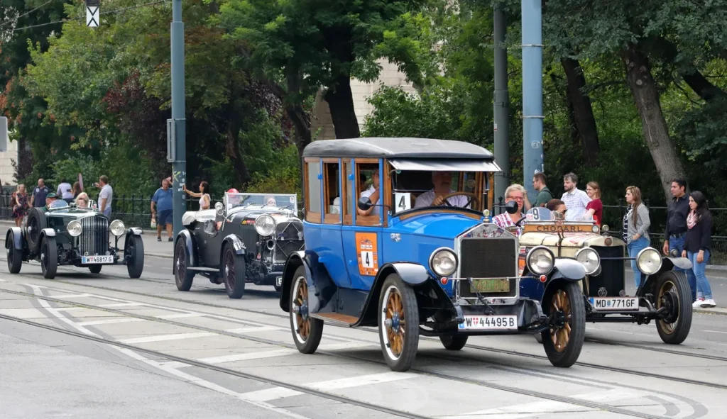Klassieke oldtimers op een autoshow, vergelijkbaar met klassiekers die in Nederland een oldtimerverzekering nodig hebben