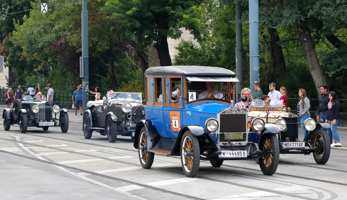 Klassieke oldtimers op een autoshow, vergelijkbaar met klassiekers die in Nederland een oldtimerverzekering nodig hebben