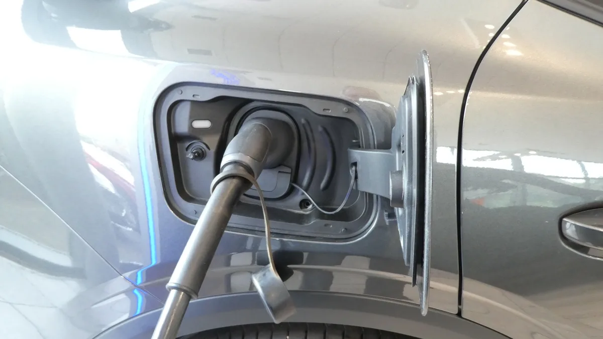 Type 2 laadkabel aangesloten op een elektrische auto - autoverzekering EV overstap 2026