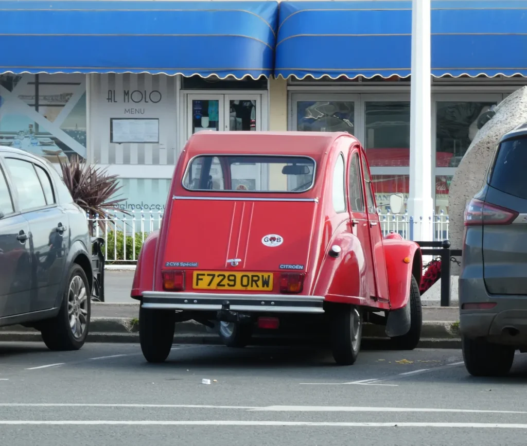 Geparkeerde auto's in Nederland — autoverzekering via SNS Bank en ASN Bank 2026