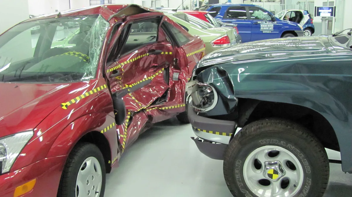 IIHS botstest Ford Focus versus Ford Explorer — schade aan voertuig illustreert belang van autoverzekering