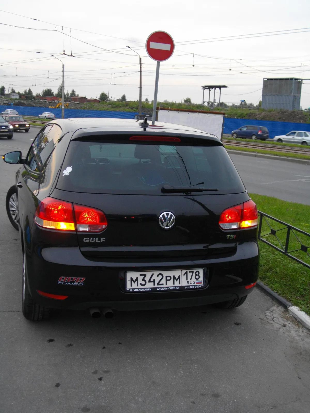 Volkswagen Golf personenauto op de weg — symboolbeeld voor autoverzekering via ING in 2026