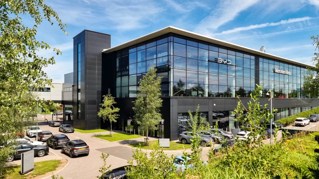 Autoshowroom exterieur — symbool voor autoverzekering afsluiten via een platform of mediamerk