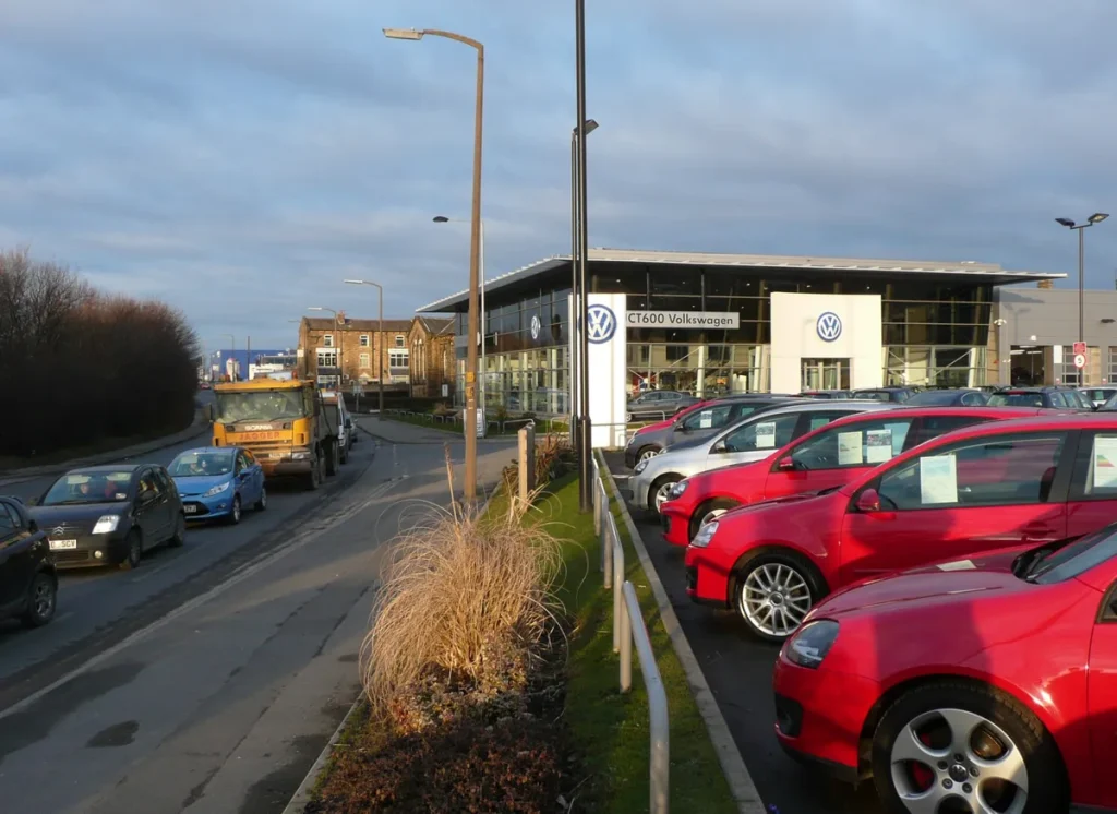 Auto showroom met nieuwe personenauto's — autoverzekering afsluiten begint bij de juiste auto en dekking